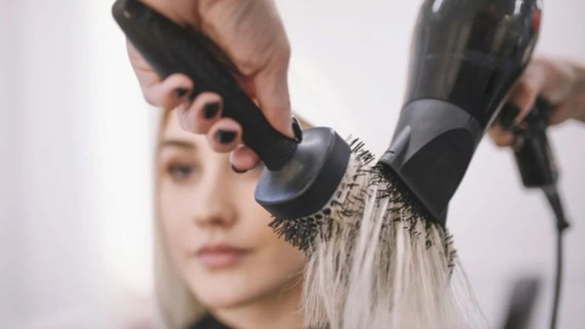 5 Dampak Buruk Terlalu Sering Mengeringkan Rambut dengan Hair Dryer