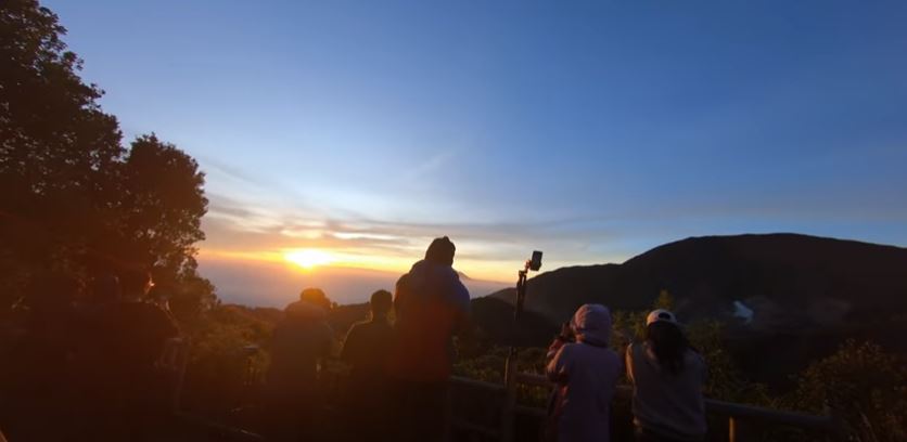 Cocok Untuk Mendaki Bareng Teman, Inilah Gunung Papandayan yang Terpopuler di Jawa Barat