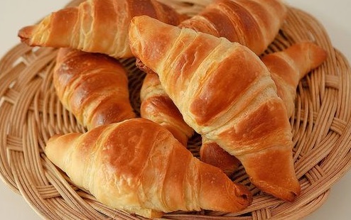 Kelezatan Croissant Crombolony: Gabungan Sempurna Antara Croissant dan Pastel Khas Indonesia