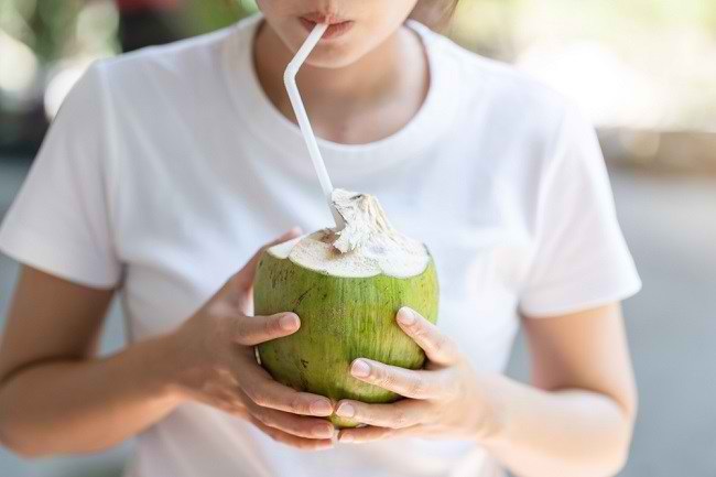 Rahasia Kesehatan Tersembunyi, Kenapa Harus Rutin Minum Air Kelapa?