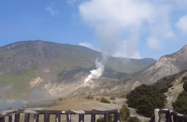 Inilah Beberapa Pesona Kawah Gunung Papandayan yang Bikin Kalian Betah