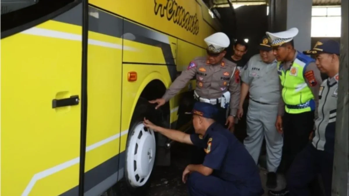 Persiapan Libur Akhir Tahun, Polisi & Dishub Cek Kelayakan Bus di Terminal Guntur