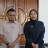 Wakil Bupati Garut Luthfianisa Putri Karlina didampingi Suami, Maula Akbar Mulyadi Putra saat melakukan jumpa