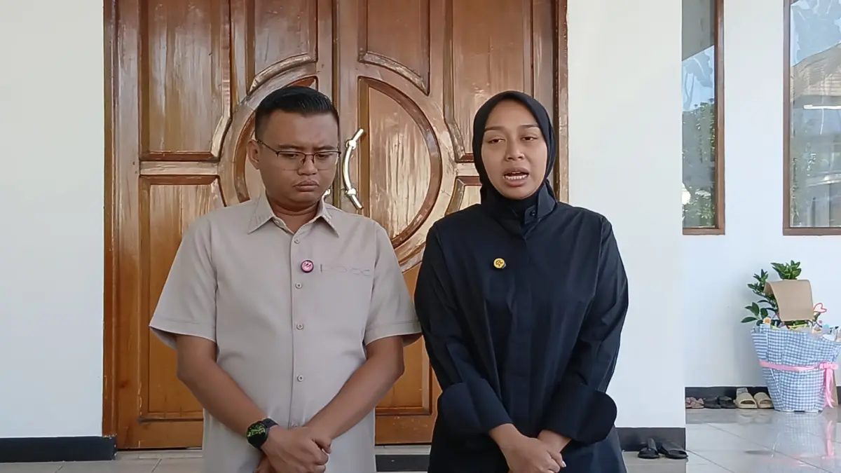 Wakil Bupati Garut Luthfianisa Putri Karlina didampingi Suami, Maula Akbar Mulyadi Putra saat melakukan jumpa