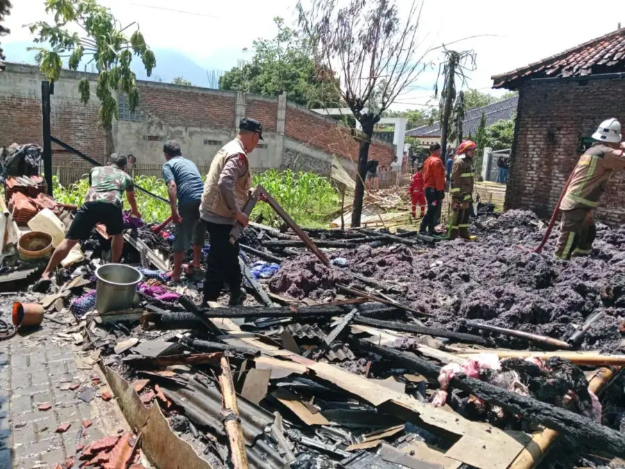 Gudang Produksi Surpet di Banyuresmi Terbakar, Api Cepat Membesar Akibat Bahan Mudah Terbakar istimewa