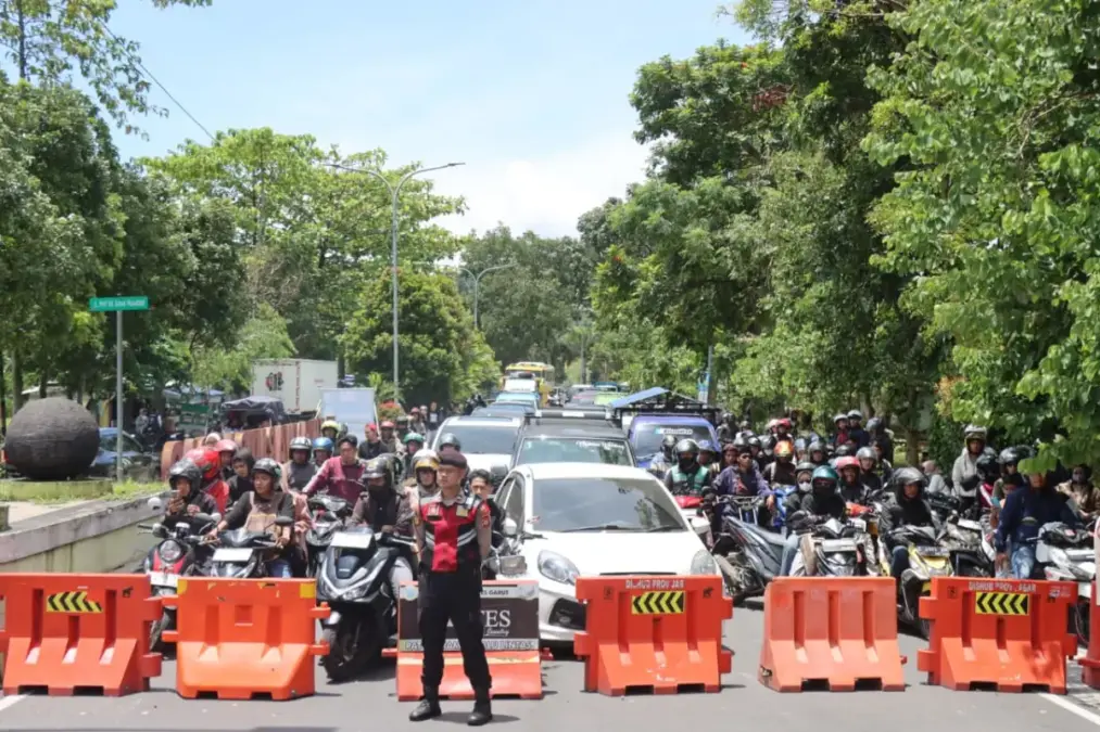 Polres Garut Terapkan Sistem Satu Arah di Titik Rawan, Arus Kendaraan Berangsur Lancar istimewa